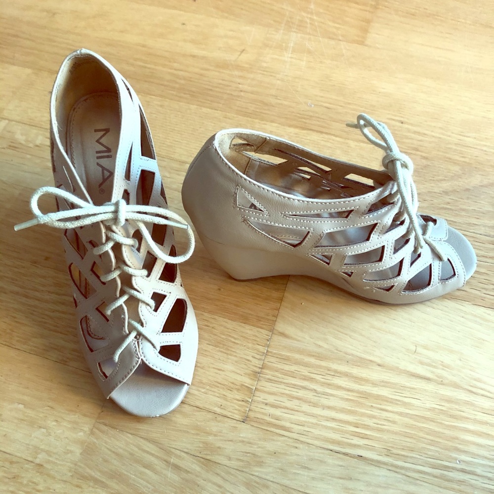 Mia wedge beige/tan open toes.